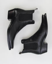 Load image into Gallery viewer, Matt Finish Metal Toe Cap Leather Chelsea Boots